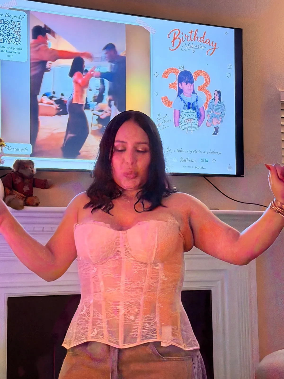Katherin bailando frente a la pantalla de MUZA en su fiesta