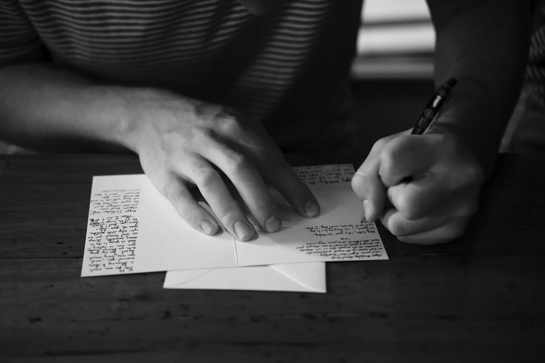 Una mano escribiendo una carta