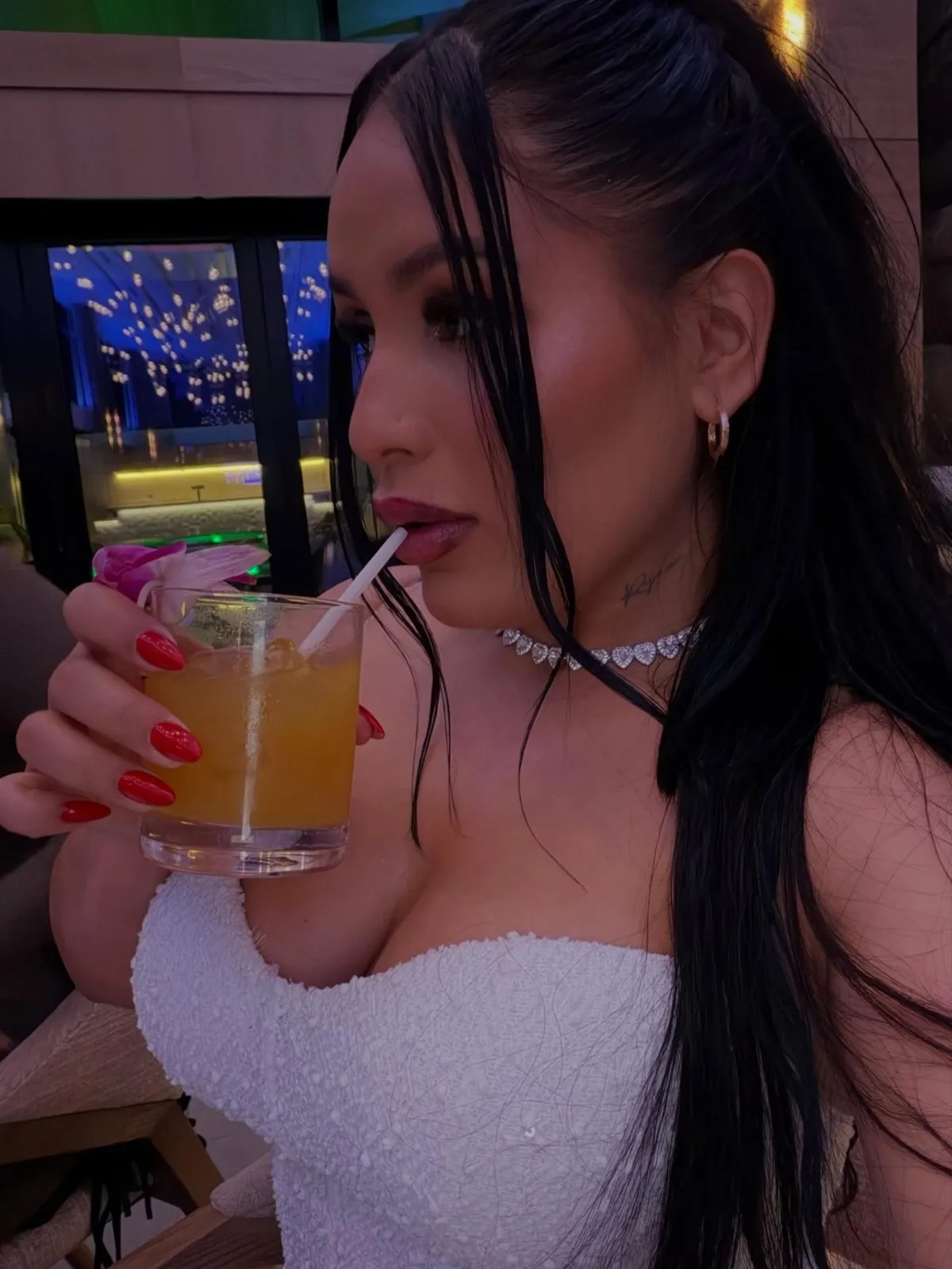 Katherin con su trago en la celebración de sus 33