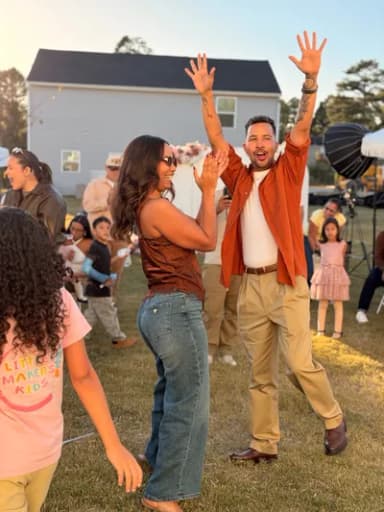 Invitados bailando en el baby shower de Baby M.