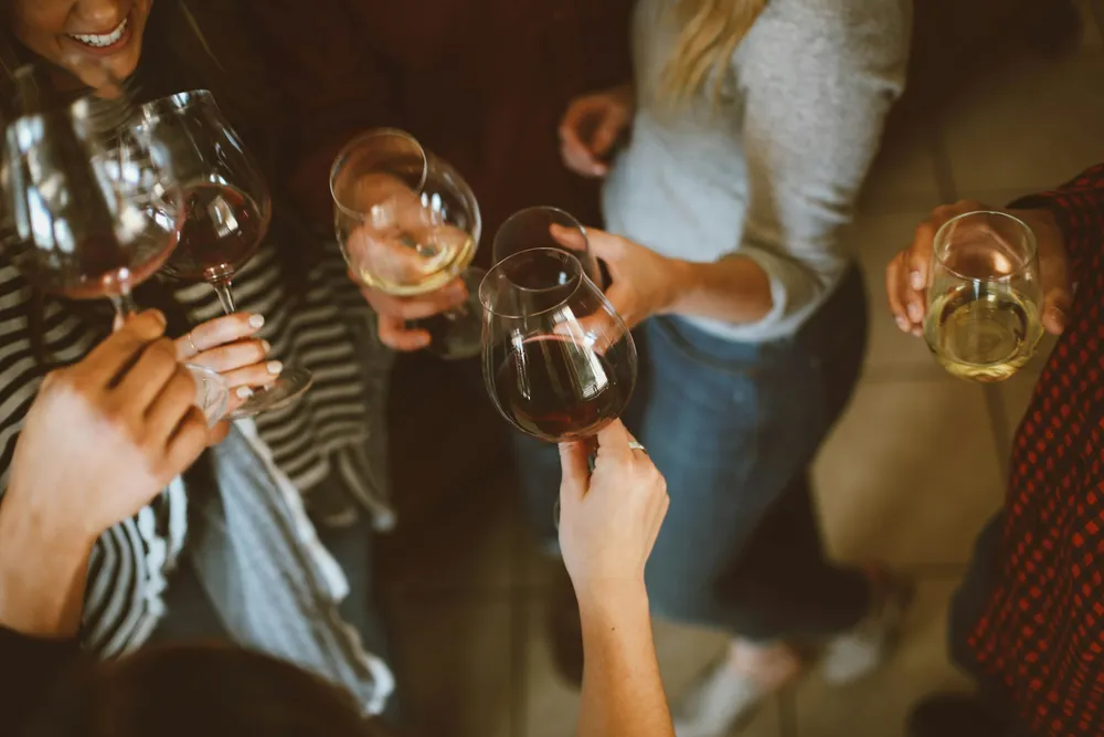 Copas de vino brindando en una fiesta